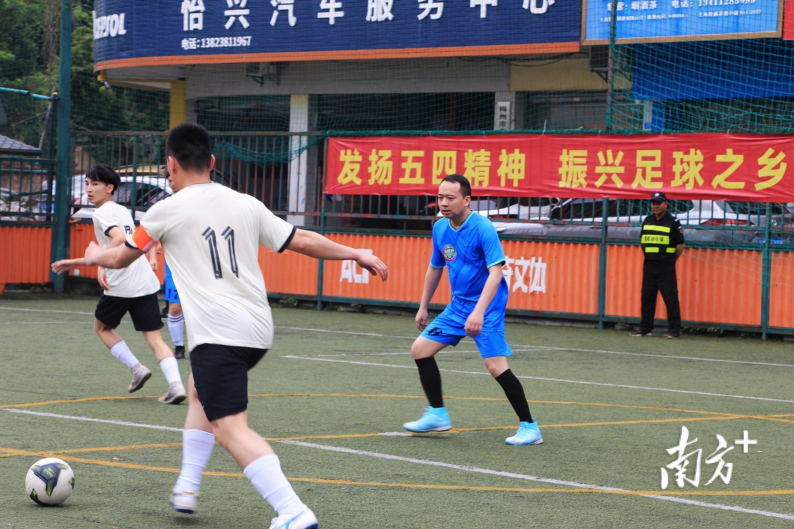 包含国内足球联赛高潮迭起,球队奋力拼搏的词条 包含国内足球联赛高潮迭起,球队奋力拼搏的词条