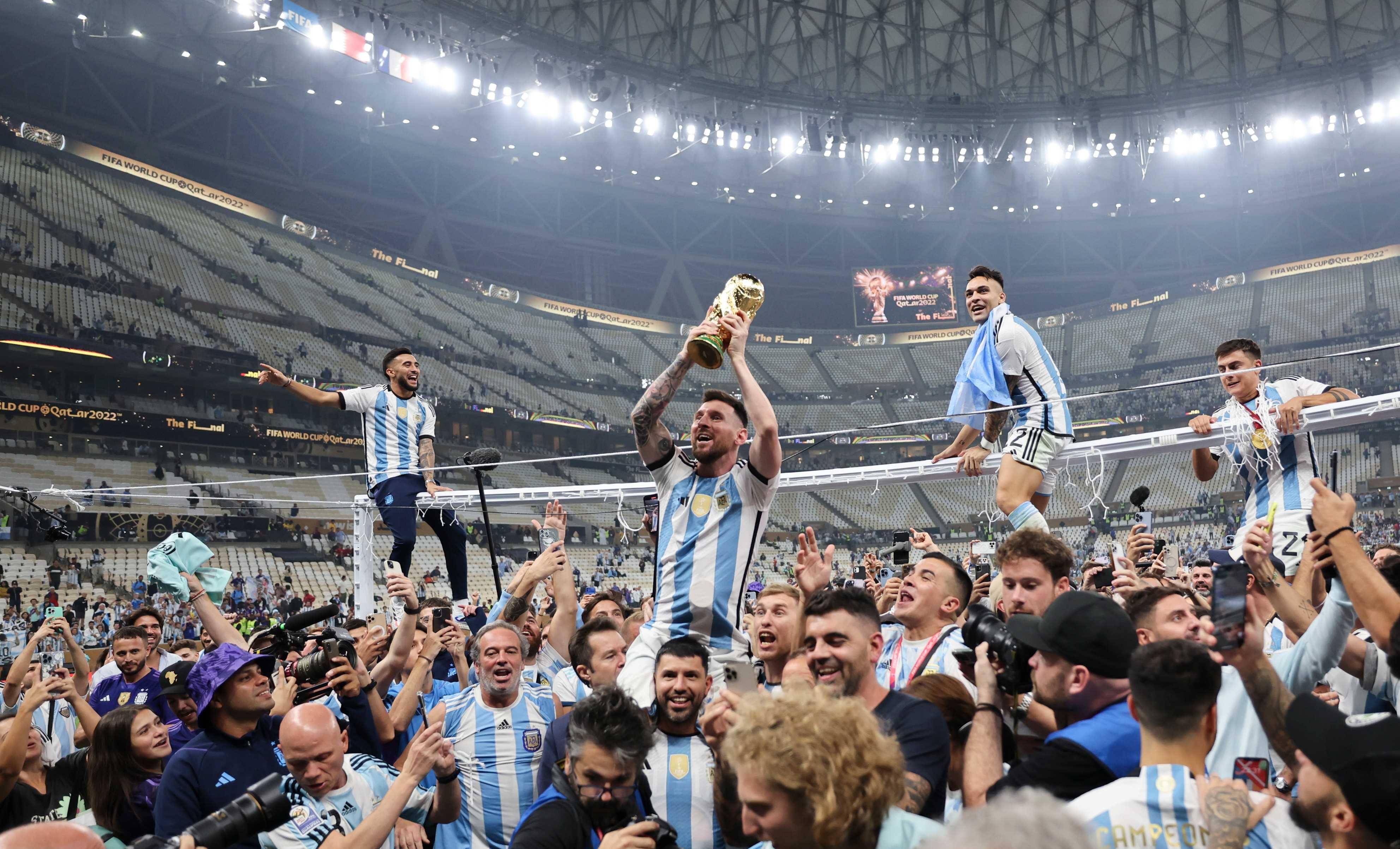 世界杯比赛中球员表现出色,赢得球迷喝彩 世界杯比赛中球员表现出色,赢得球迷喝彩