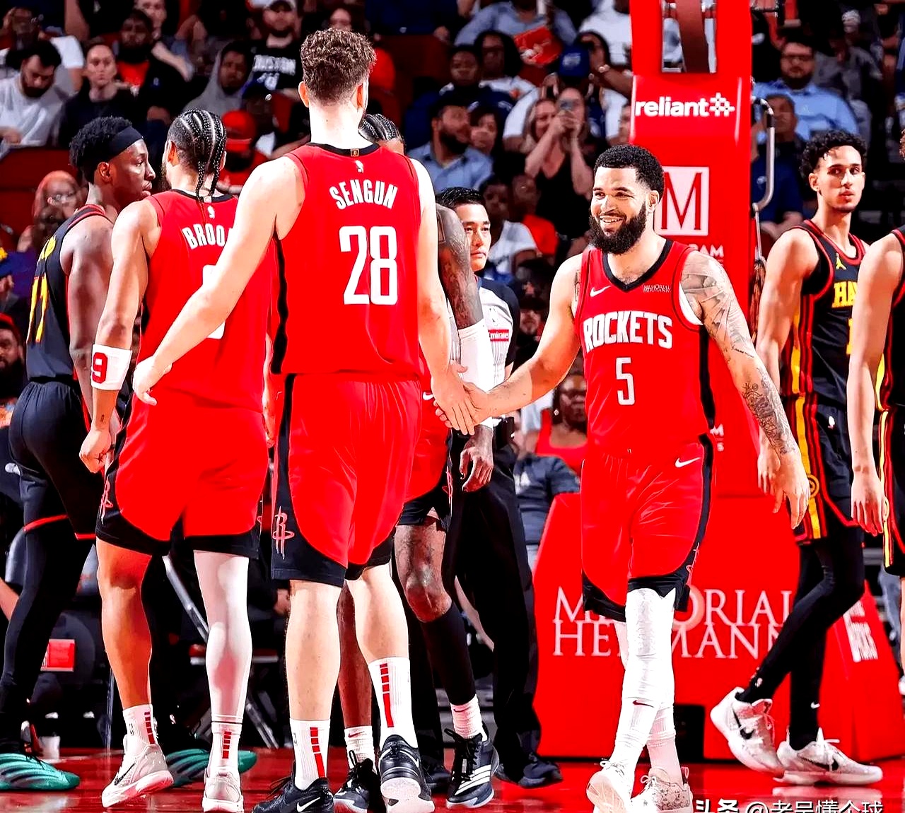 火箭客场战胜快船,领先系列赛 火箭客场战胜快船,领先系列赛