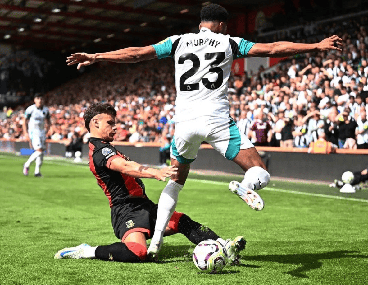 曼联主场强势夺冠,领跑英超积分榜 曼联主场强势夺冠,领跑英超积分榜