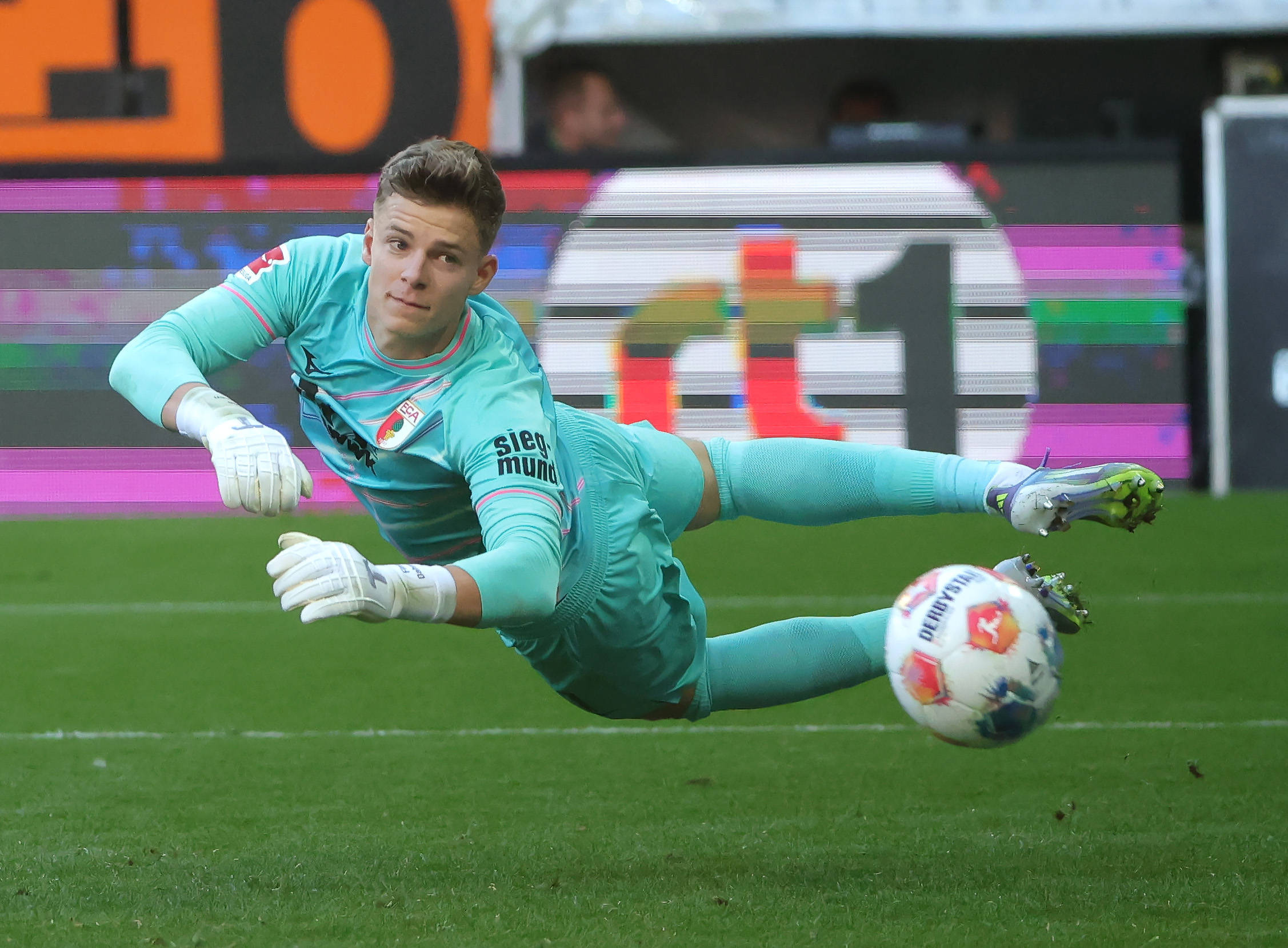 包含奥格斯堡主场胜出，德甲积分榜略有上升的词条