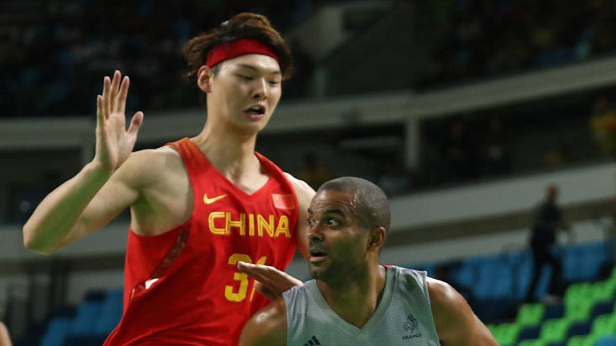 关于独行侠队主将凯里·卢兹接受采访，谈及球队战术和态度的信息