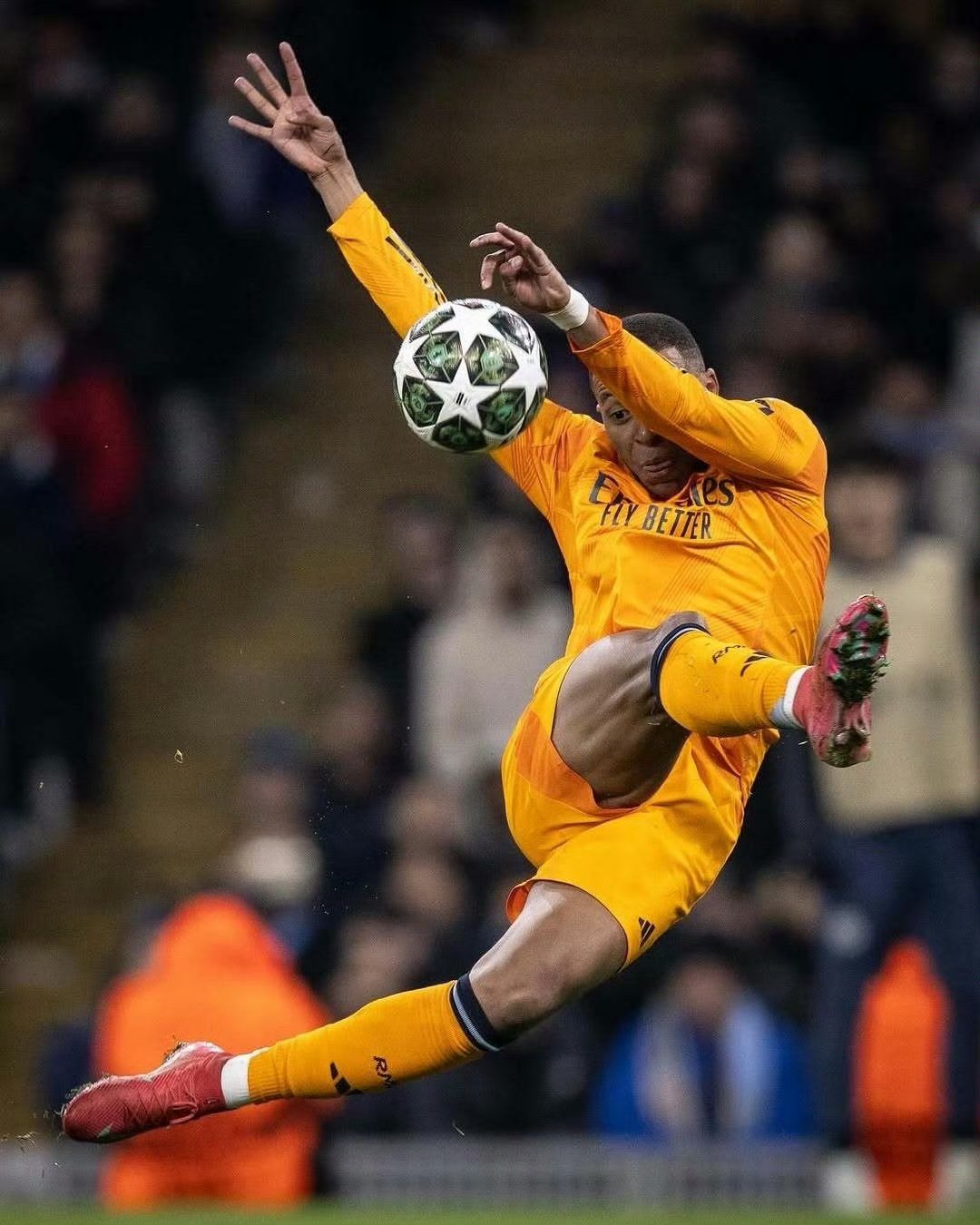 曼城备战欧冠,惨遭淘汰令球迷失望! 曼城备战欧冠,惨遭淘汰令球迷失望!