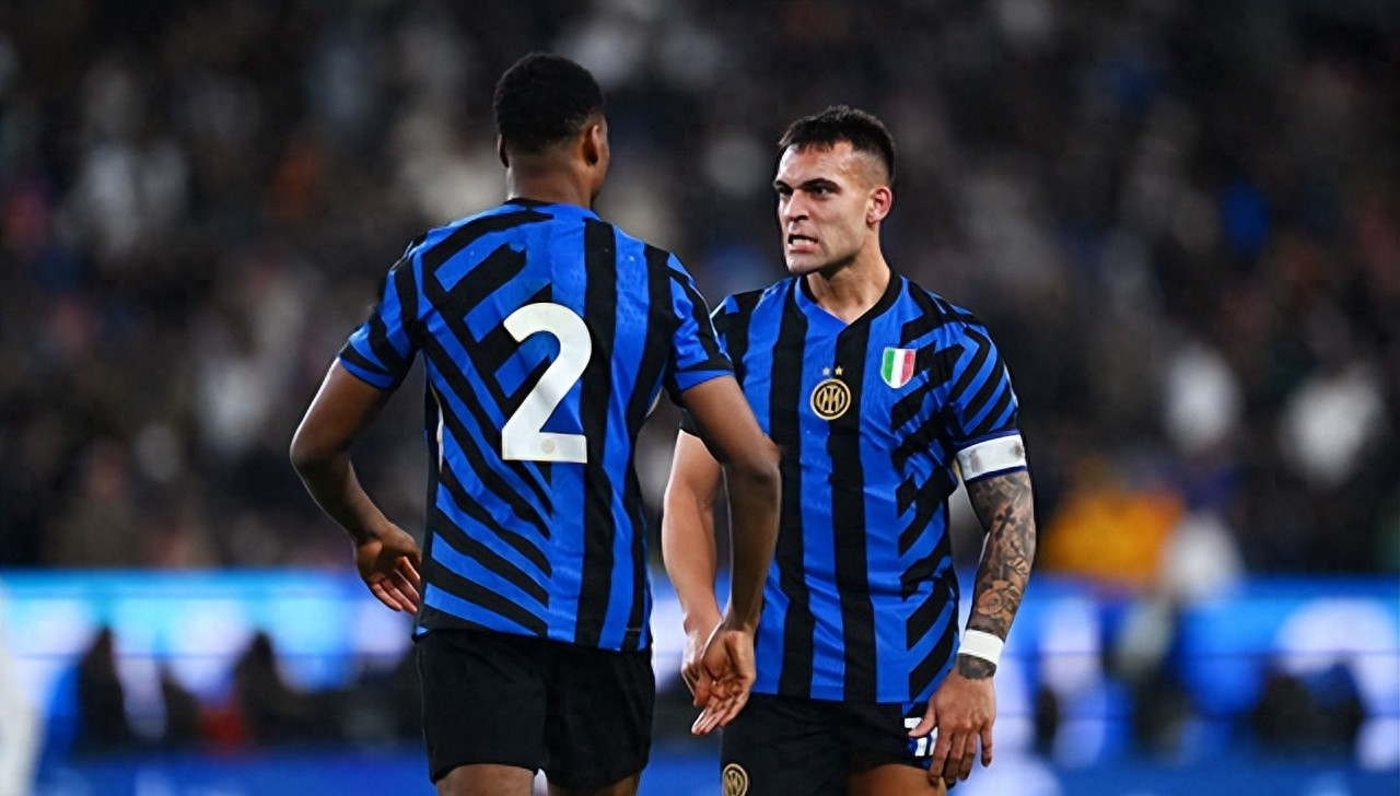 意甲赛场上出现激烈对抗,球队全力以赴 意甲赛场上出现激烈对抗,球队全力以赴