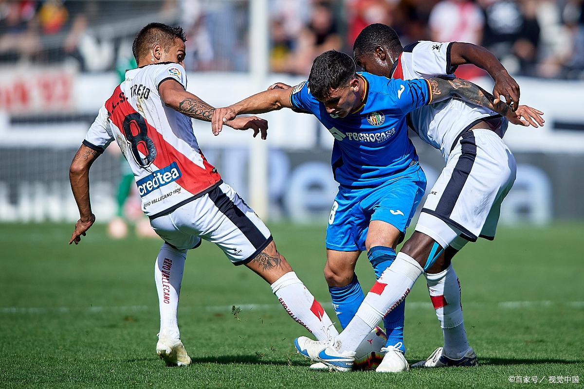 意甲赛场上出现激烈对抗,球队全力以赴 意甲赛场上出现激烈对抗,球队全力以赴