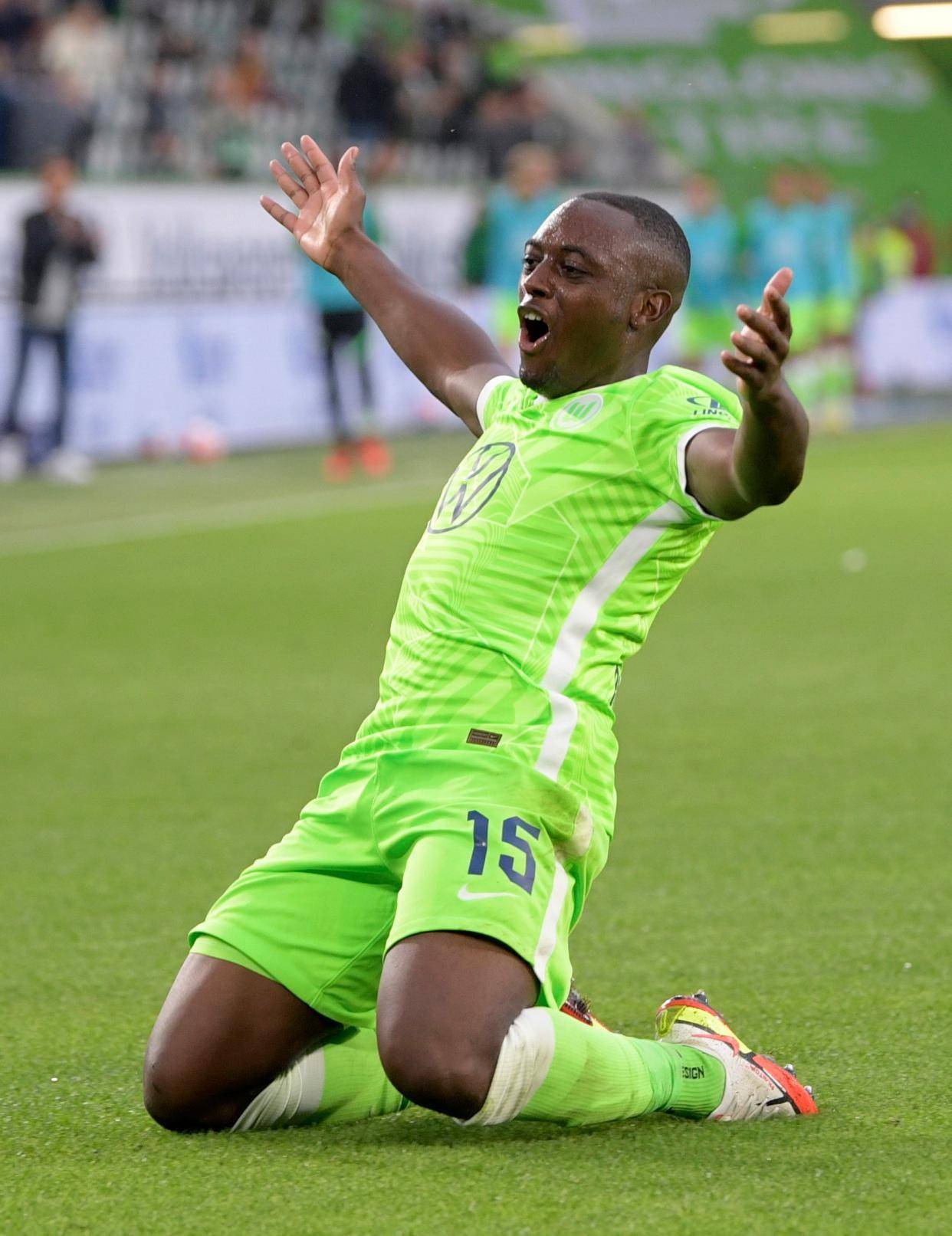 关于沃尔夫斯堡球员因风波受罚，缺席下一场比赛的信息