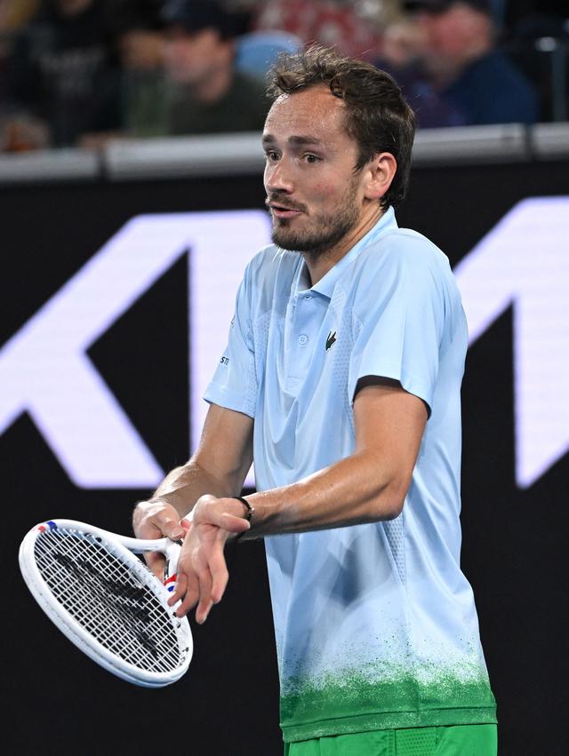 关于英国网球队轻取意大利网球队，梅德韦杰夫制霸全场的信息