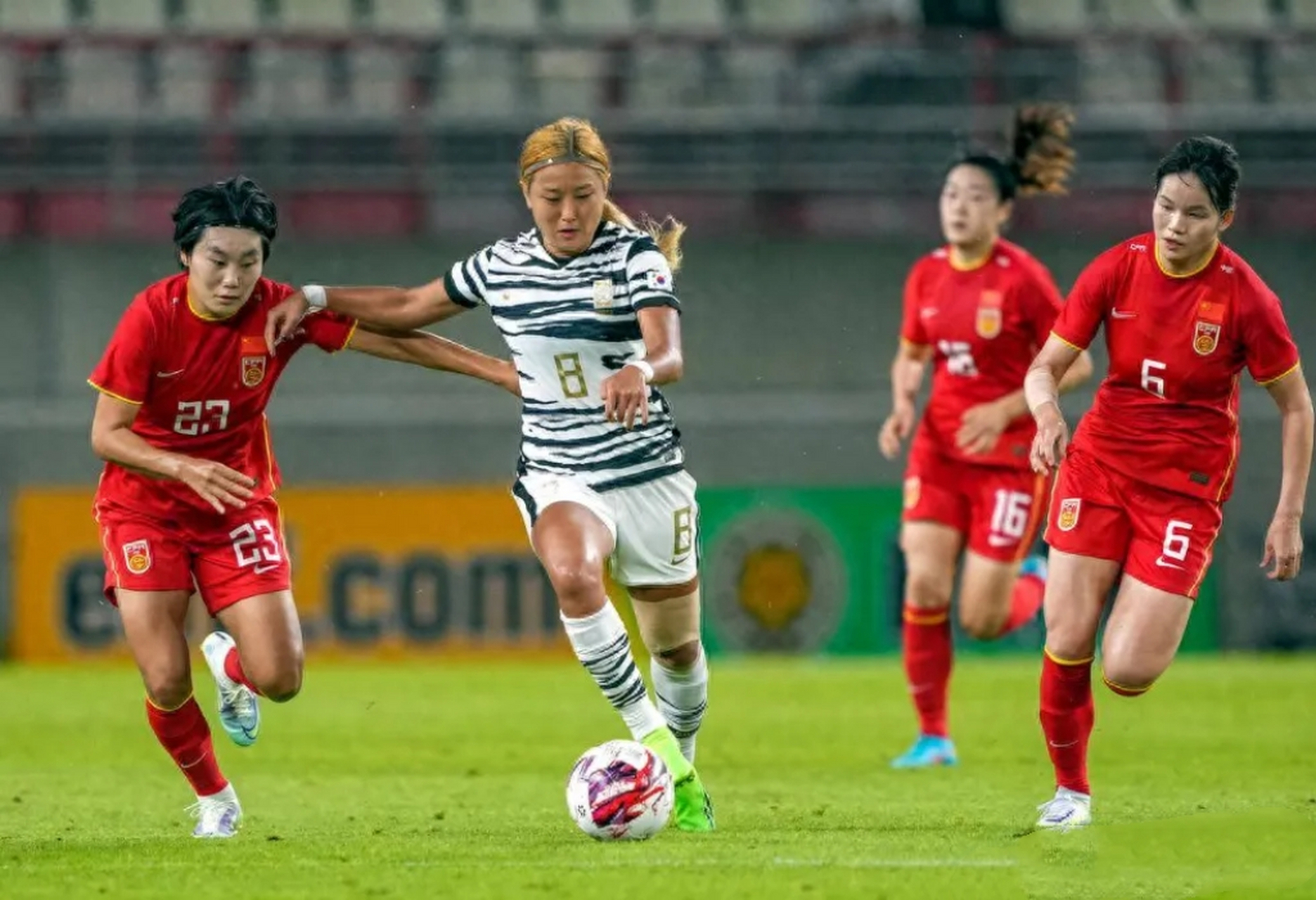 中国女足选手在比赛中展现出色实力 中国女足选手在比赛中展现出色实力