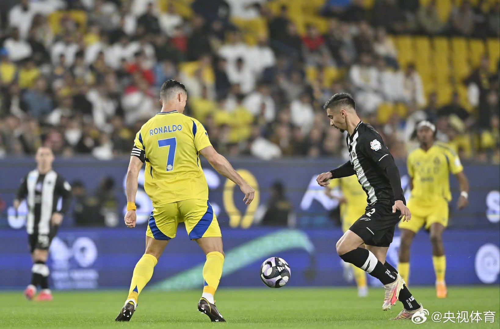 包含沙特阿拉伯队在比赛中发挥稳定，保持领跑的词条