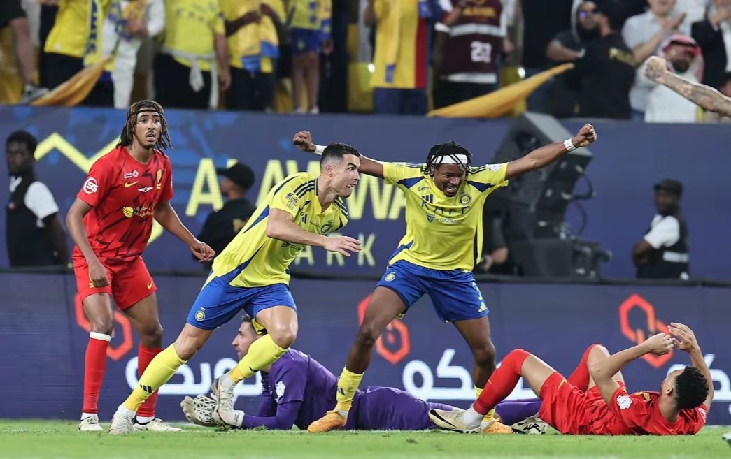 包含沙特阿拉伯队在比赛中发挥稳定，保持领跑的词条