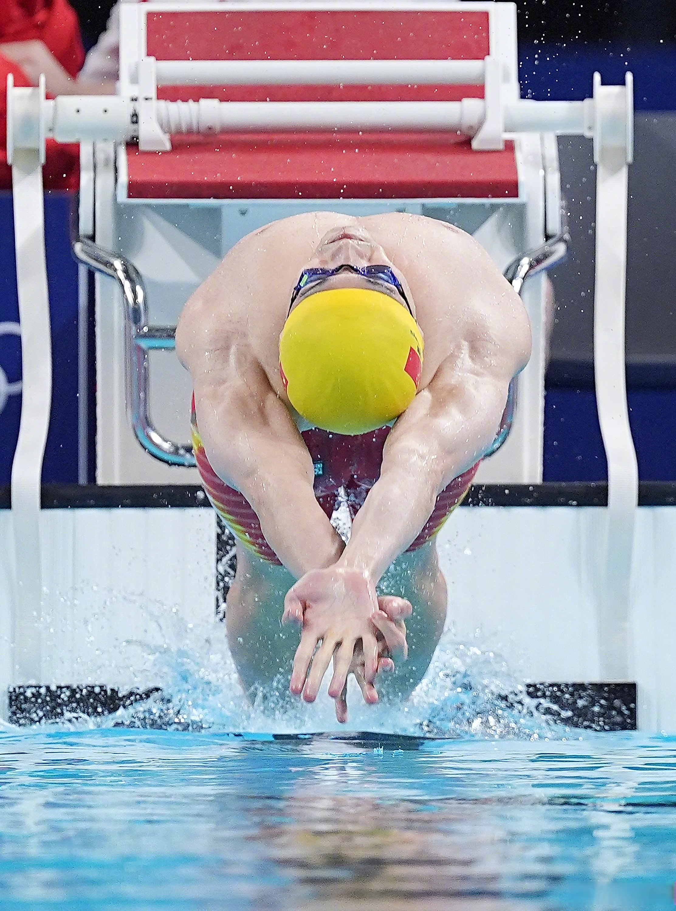 游泳比赛选手速度惊艳，冲刺夺冠的简单介绍