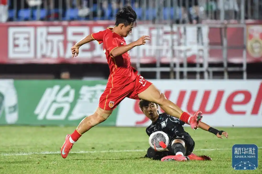 某队在下半场比赛中逆袭战胜对手获得胜利 某队在下半场比赛中逆袭战胜对手获得胜利