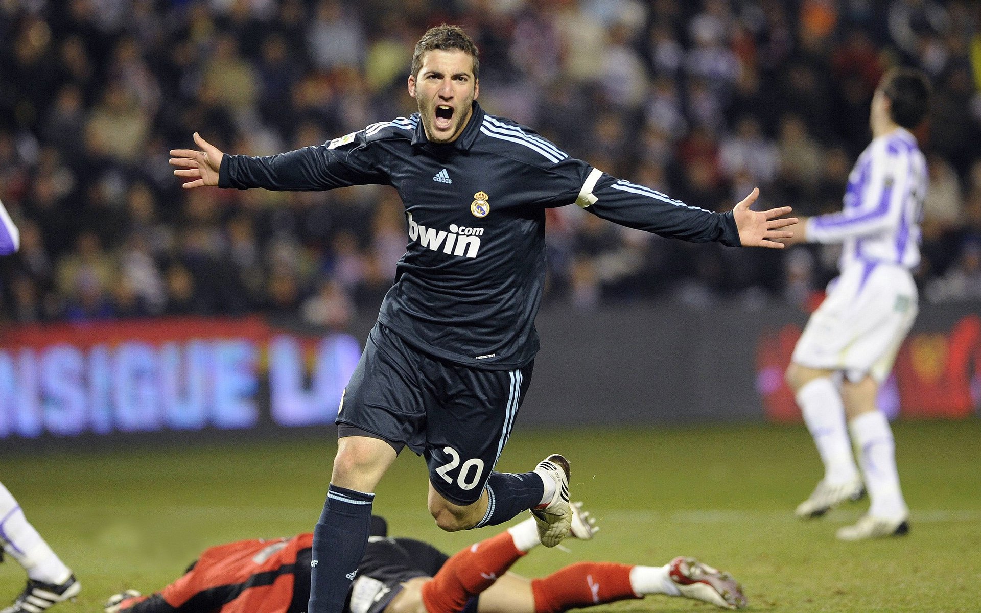 青春风暴席卷欧陆，加维导演逆转，佛罗伦萨末节爆发击沉勒沃库森